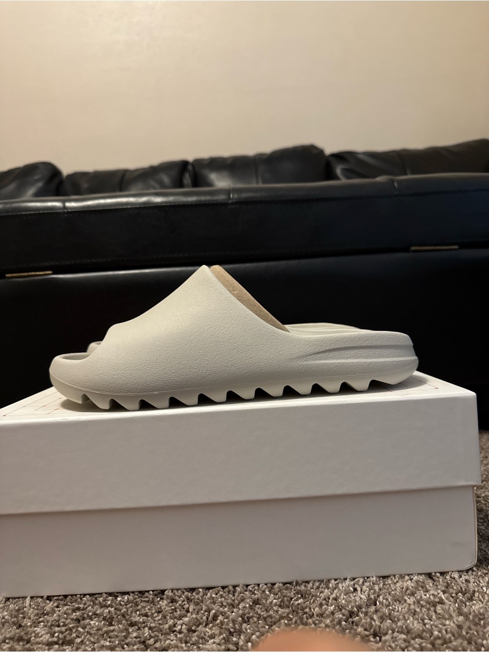 Yeezy Slide in Light Neutral/Cream